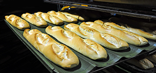 bandeja con barras de pan