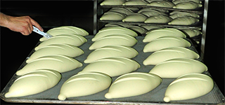 bandeja de pan crudo